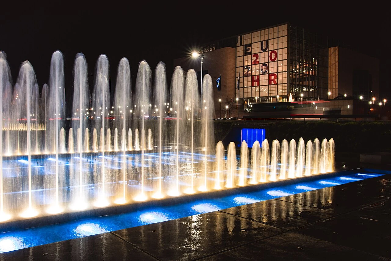 Nacionalna i sveučilišna knjižnica u Zagrebu noću uz osvijetljene fontane